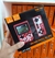 O Game Boy G4 vem com 400 jogos clássicos como Super Mario e Contra, tela retroiluminada de 3,0 polegadas e 6 horas de bateria. Conecte à TV via AV e jogue onde quiser. Inclui controle, cabo USB e bateria recarregável.