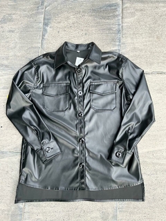 Camisa engomada en internet