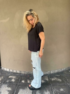 Blusa negra en internet