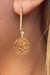 Brinco Médio De Fio Trabalhado e Flor Vazada Banhado em Ouro 18k na internet