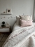 Set de manta y cojín para cuidar la cama de nuestros niñ@s listado rosado - comprar online