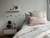 Set de manta y cojín para cuidar la cama de nuestros niñ@s listado rosado - Tienda Punto y Trama