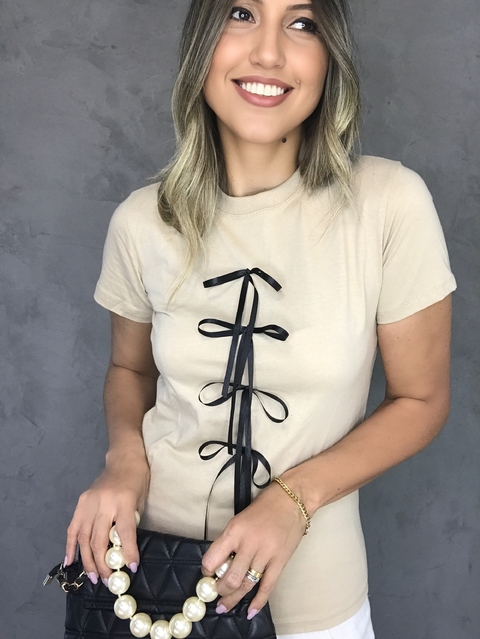 Blusa T shirts Lacinho