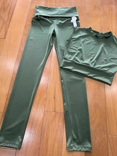 Set Ada compuesto por calza larga y crop top en internet