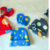 Kit de acessórios para bebês com toucas e luvas de tecido soft colorido, apresentando estampas de estrelas, esportes e animais.