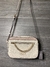 Bolso crosbody Guess beige con cadena - Sin Filtros Boutique