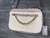 Bolso crosbody Guess beige con cadena