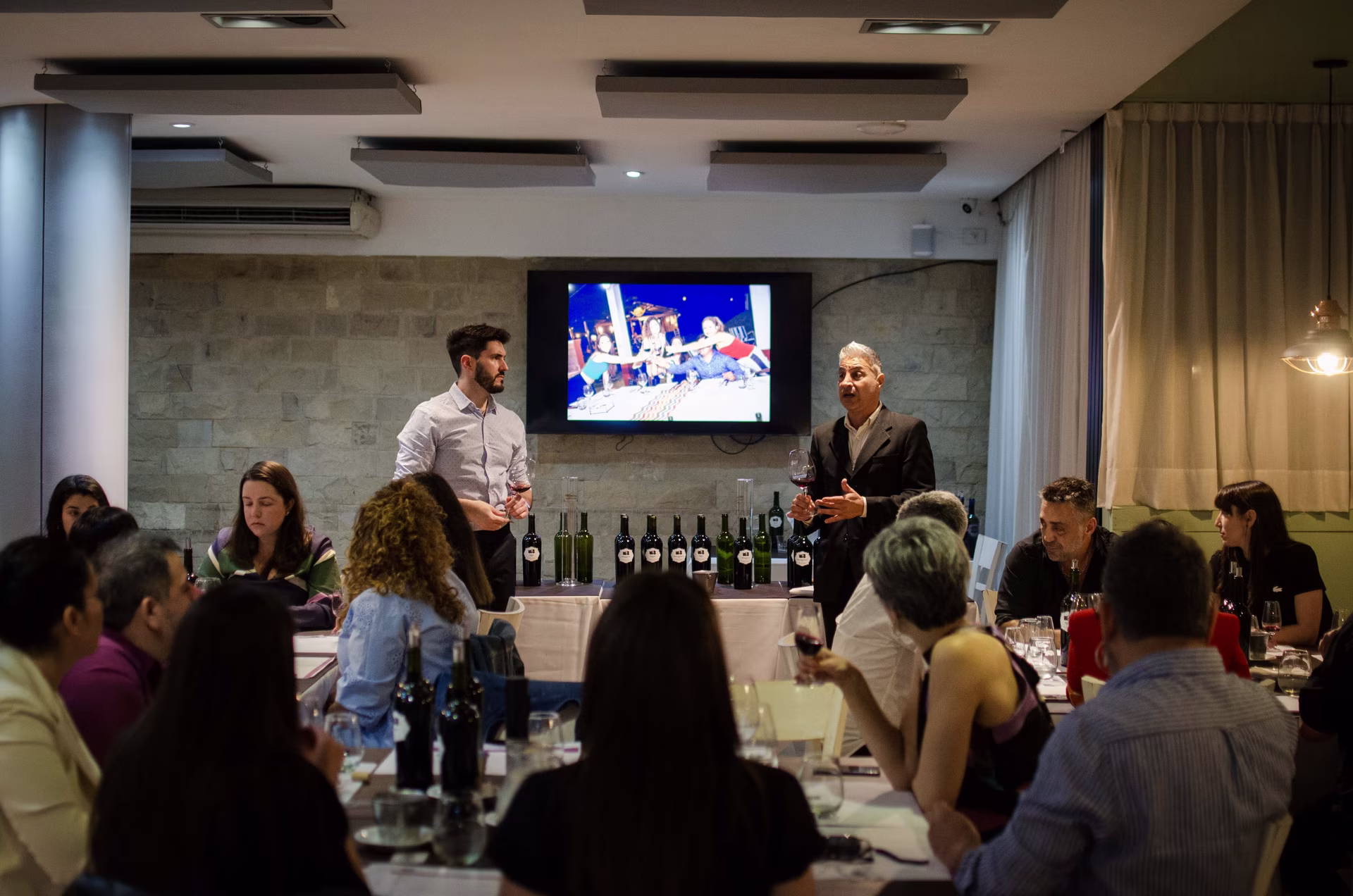 Presentación de Wine Blend Concept frente a los invitados