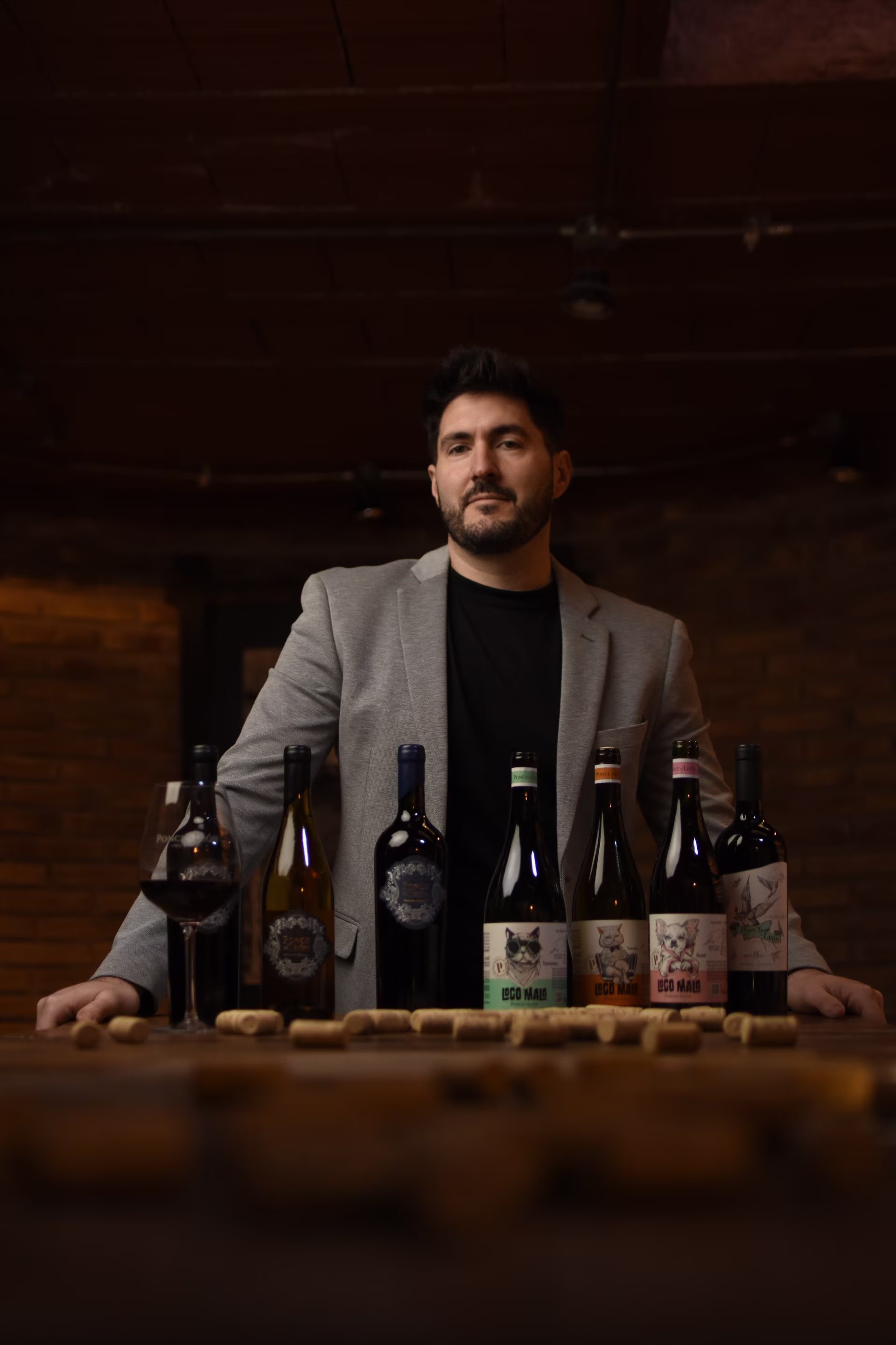 Andrés Ponce junto a sus vinos