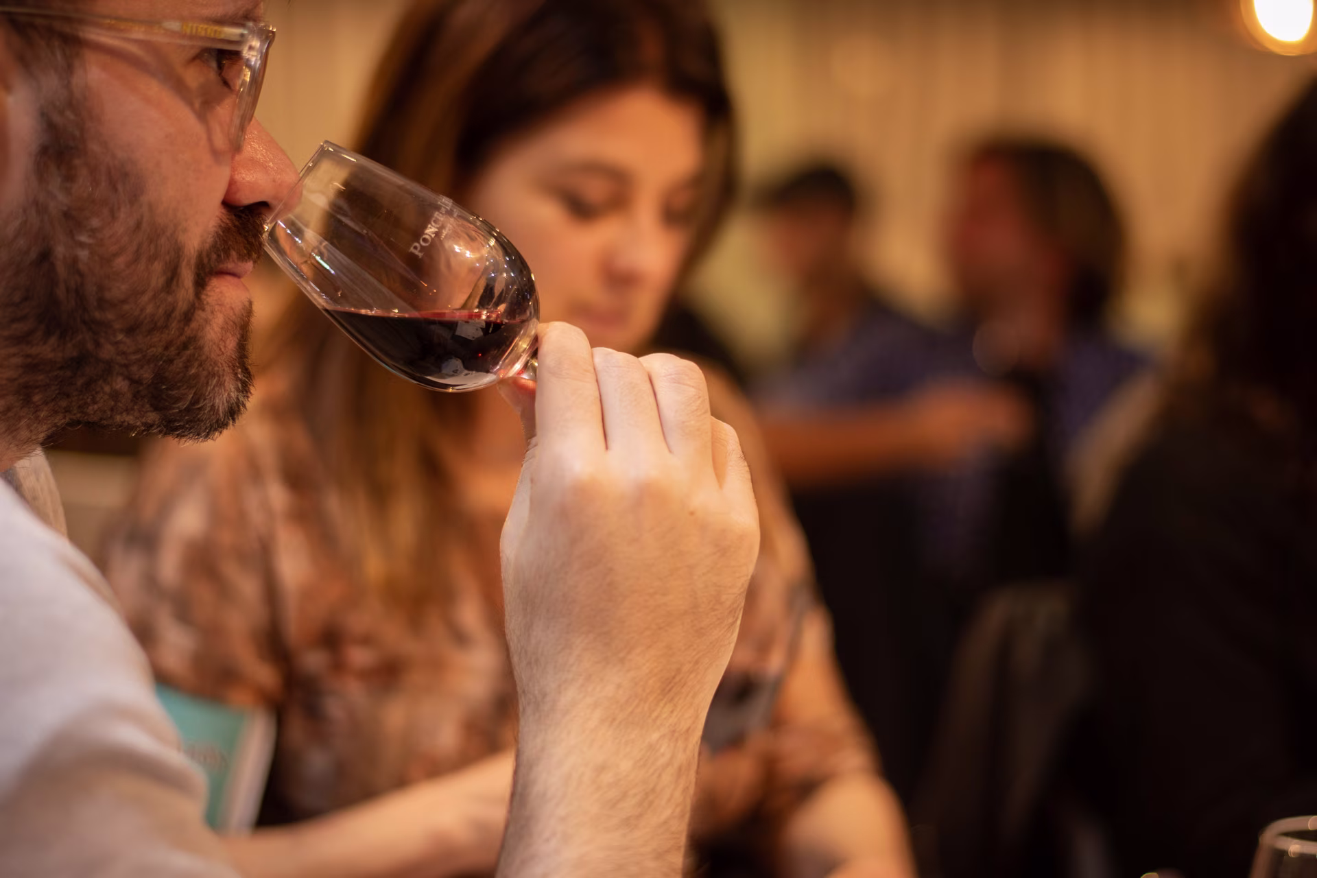 Participante catando un vino durante Wine Blend Concept