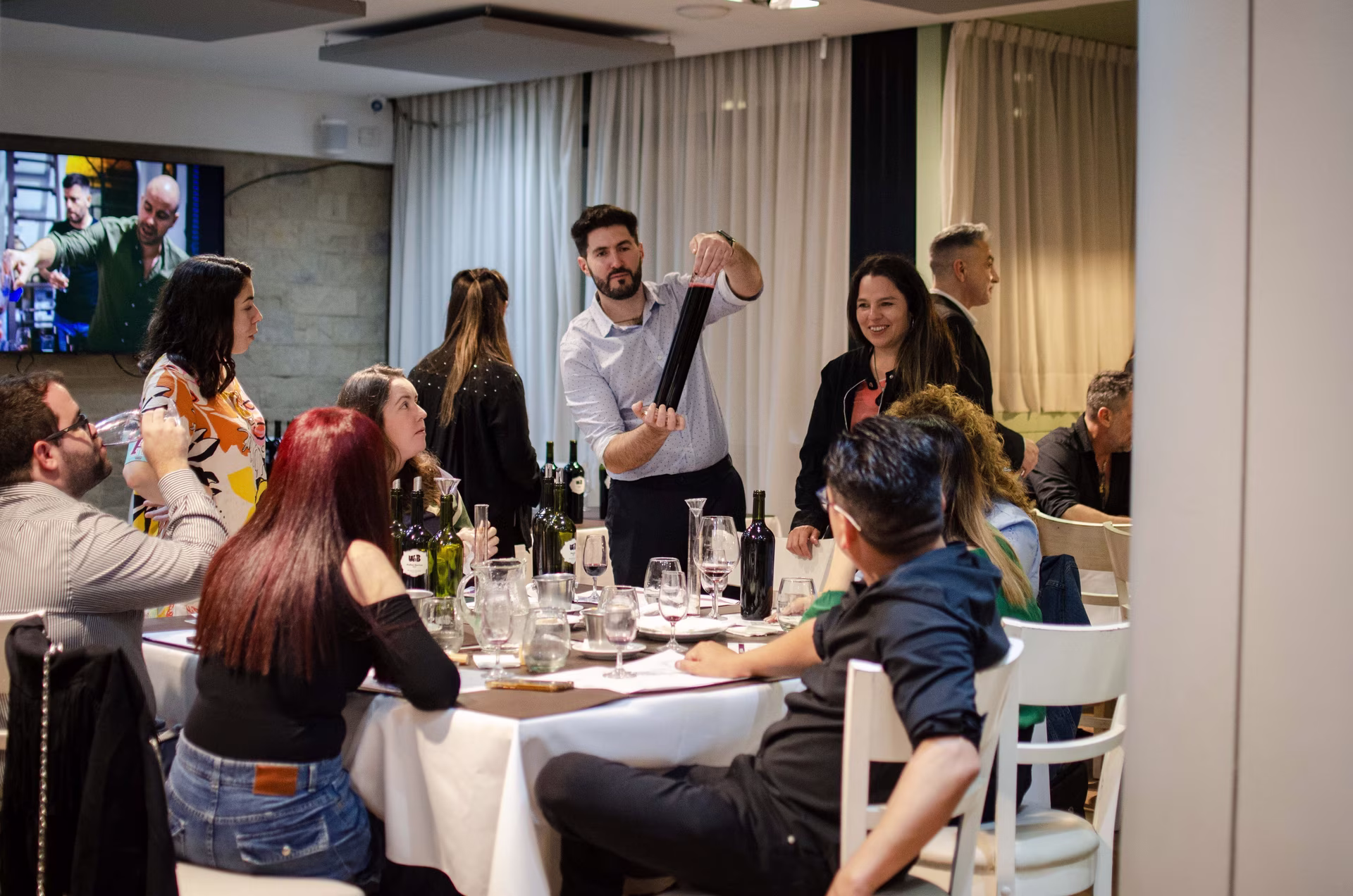 Grupo participando de la dinámica de Wine Blend Concept