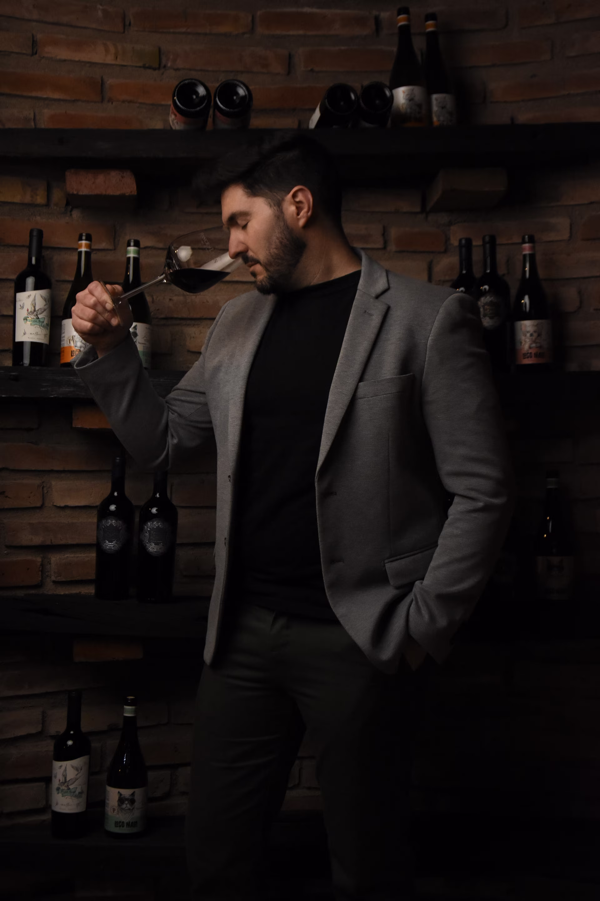 Andrés Ponce catando vino