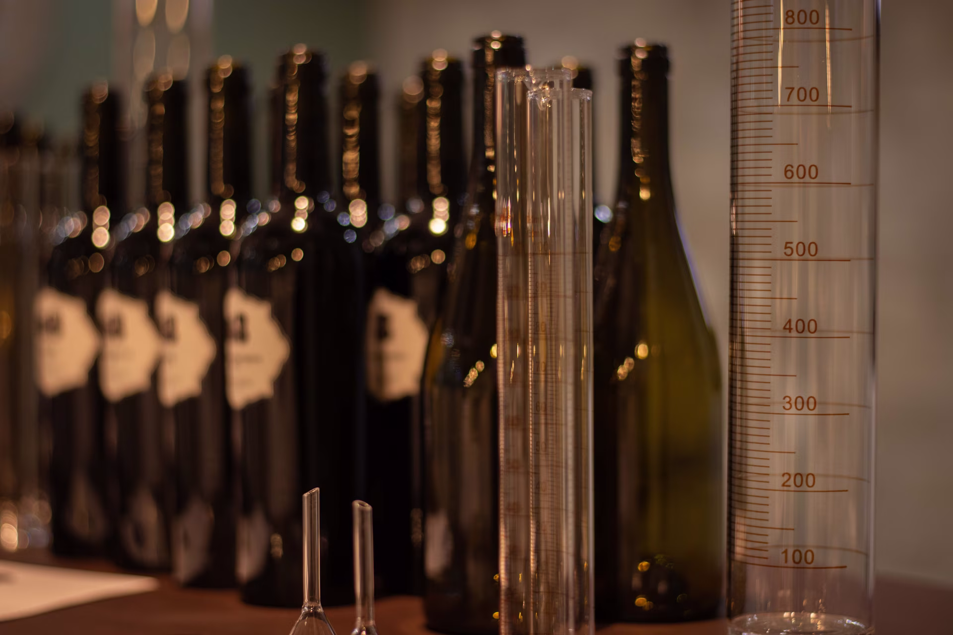 Vinos base y probeta preparados para crear los blends