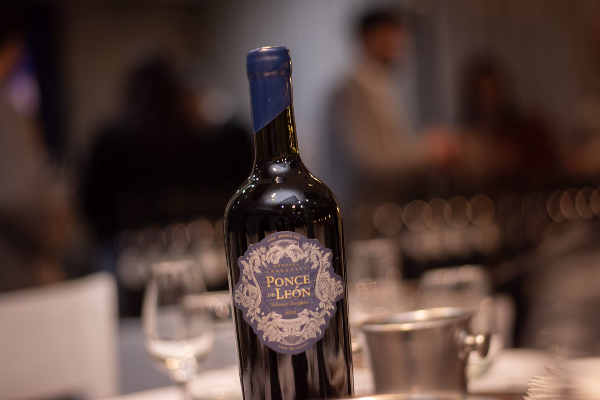 Botella de Ponce de León en la mesa de la experiencia