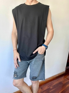 Musculosa Austin en internet