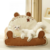 Camita para gatito en forma de sillón, suave y esponjosa, perfecta para el michi de la casa. Con un gatito blanco.