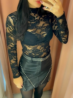 Shorts de Couro com detalhes em metal (tachas)