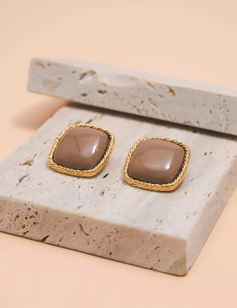 Brinco Quadrado Resina Marrom Rita Nude