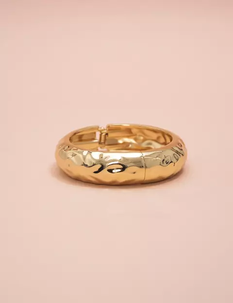 Bracelete Dourado Martelado Luna - comprar online