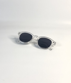 Gafas de sol de marco transparente con lentes oscuros