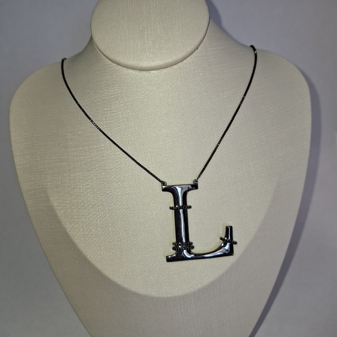 COLAR EM RÓDIO NEGRO PINGENTE LETRA "L" COM ARGOLAS DE ZIRCÔNIAS