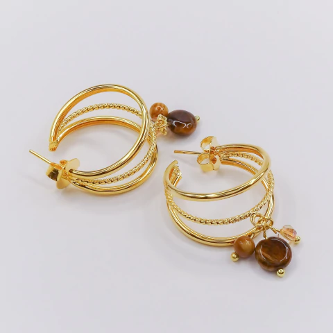 Brinco meia argola 3 fileiras com mix de pedras marrons banhado a ouro 18k