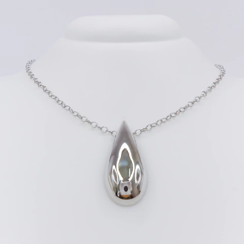 Colar gota abaulada orgânica banhado a ródio branco - comprar online