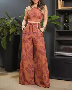 Conjunto Juliana composto por cropped e calça larga com estampa de folhas em tons terrosos.