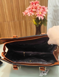 Bolsa Feminina Grande Caramelo com Corrente Decorativa na internet