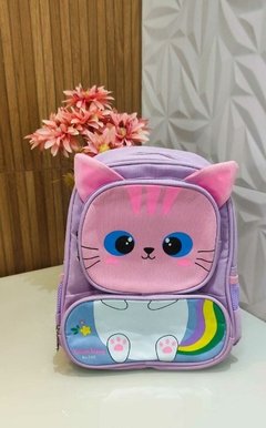 Mochila infantil roxa com estampa de gato, apresentando olhos grandes e orelhas de gato, ideal para crianças.