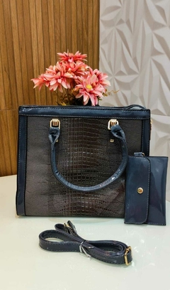 Bolsa de luxo em croco nas cores branca, cinza e marrom, com alças e um pequeno porta-objetos ao lado, decorada com flores.