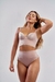 Modelo usando calcinha de sustentação fio duplo em cetinete, destacando o conforto e a elegância da lingerie.
