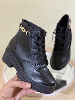 Coturno Feminino Preto com Corrente Dourada – LIS Leve - comprar online