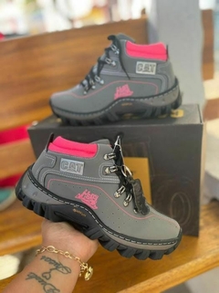 Botina Adventure Feminina CAT – Cinza com Detalhes Rosa - comprar online