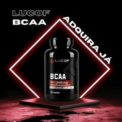 Frasco de BCAA Lucof com 120 cápsulas de 2400 mg, em fundo preto com detalhes vermelhos.