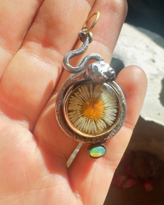 Amuleto Serpente Margarida com Opala Etiópia - AMARALI AMULETOS