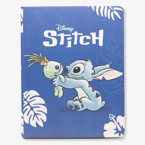 Capa dura do caderno Stitch da Disney em tom azul com estampas de folhas tropicais, destacando o personagem Stitch abraçando a boneca Xepa e o logotipo da marca.