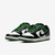 Tênis Nike SB Dunk Low "Classic Green" na cor verde, com detalhes em preto e branco, exibindo um design moderno e esportivo.