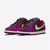 Tênis Nike Dunk Low "Red Plum" na cor roxa com detalhes em verde e preto.