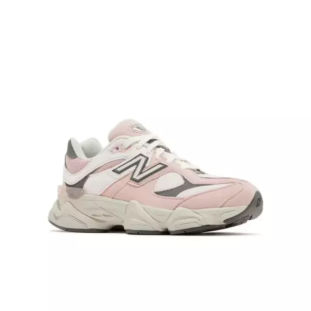 Tênis New Balance 9060 "GS Pink Granie" na cor rosa, destacando seu design moderno e detalhes em branco e cinza.