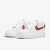 Tênis Nike Air Force 1 na cor branca com detalhes em vermelho, modelo "White Team Red" disponível na Supernova Sneakers