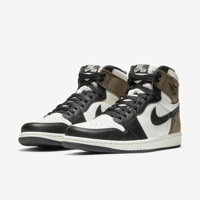 Tenis Air Jordan 1 High "Dark Mocha" nas cores preto e marrom, com detalhes em branco e logo da marca disponível na Supernova Sneakers