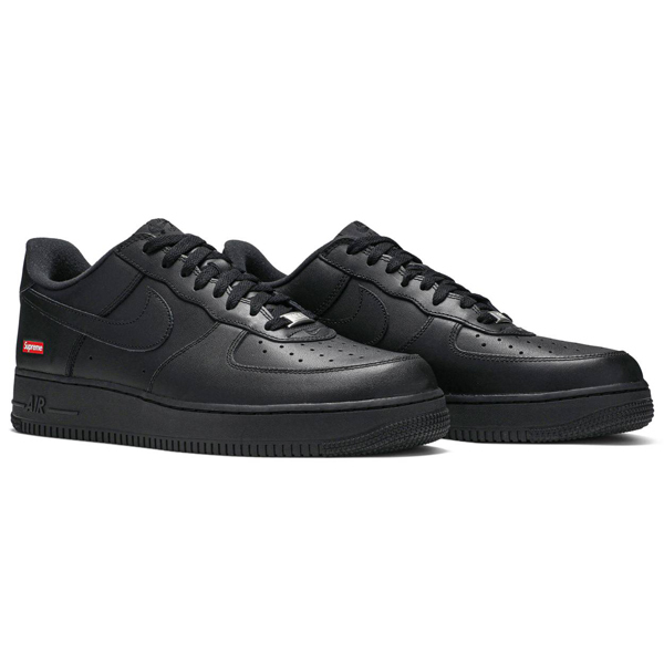 Tênis Nike x Supreme Air Force 1 "Box Logo Black" na cor preta, visto de lado, disponível na Supernova Sneakers.