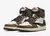 Tênis Travis Scott x Air Jordan 1 Retro High nas cores marrom, branco e preto, com detalhes em couro e sola bege disponível na Supernova Sneakers