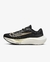 Tênis Nike Zoom Fly 5 na cor preta com detalhes em dourado, ideal para corridas, disponível na Supernova Sneakers.