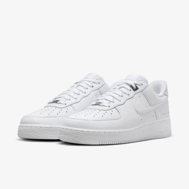 Tênis Nike Air Force 1 branco, modelo clássico com detalhes em couro, disponível na Supernova Sneakers.