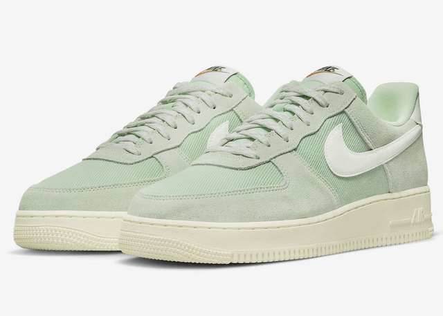 Tênis Nike Air Force 1 "Certified Fresh" na cor verde, com detalhes em camurça e sola clara, disponível na Supernova Sneakers.