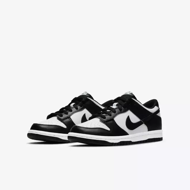 Tênis Nike Dunk Low "Black Panda" com design em preto e branco.