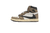 Tênis Travis Scott x Air Jordan 1 Retro High nas cores marrom, branco e preto, com detalhes em couro e sola bege disponível na Supernova Sneakers