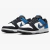 Tênis Nike SB Dunk Low "Industrial Blue" na cor azul, com detalhes em preto e branco, vista lateral.